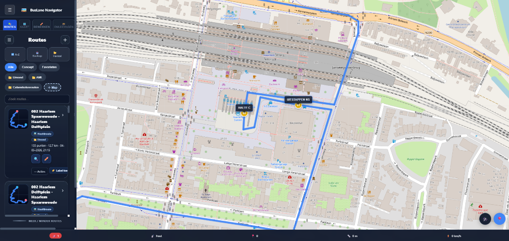 Donkere kaartinterface van Buslane Navigator met routeweergave, haltes en routepaneel.